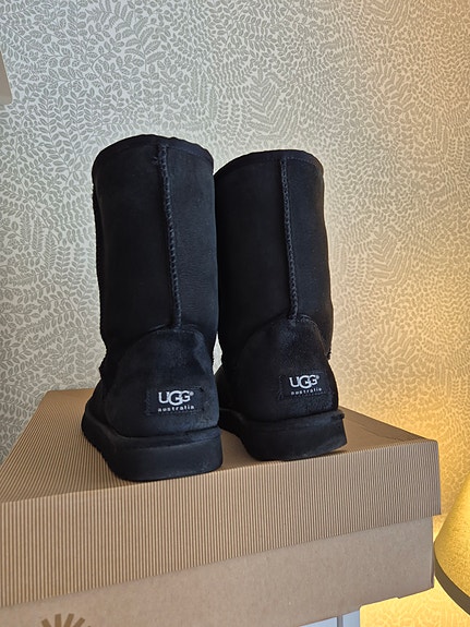 UGG classic short musta koko 43