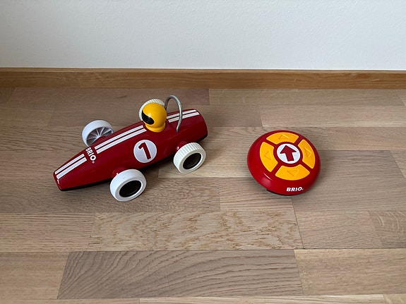 BRIO kilpa-auto kauko-ohjattava punainen