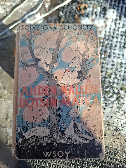 Tove Jansson ;Solveig von Schoultz 
-
Kahden nallen Ruotsin-matka