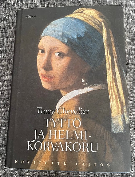Tyttö ja helmikorvakoru kirja