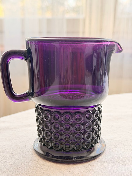 Vanha lasikannu violetti