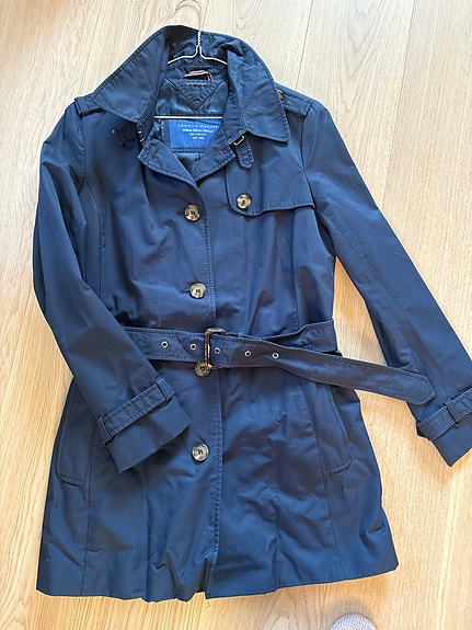 Tommy Hilfiger tummansininen takki