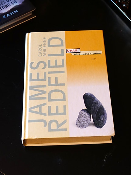 James Redfield - Carol Adrienne - Opas Oivallusten Tielle