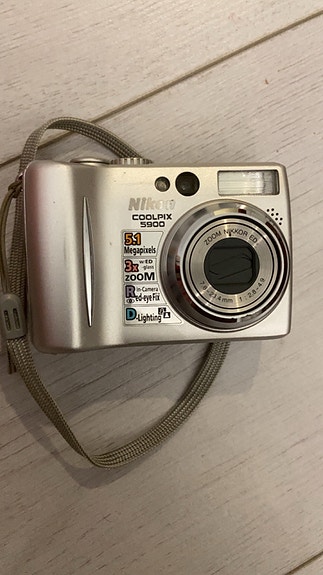 Nikon Coolpix 5900 digikamera hopea