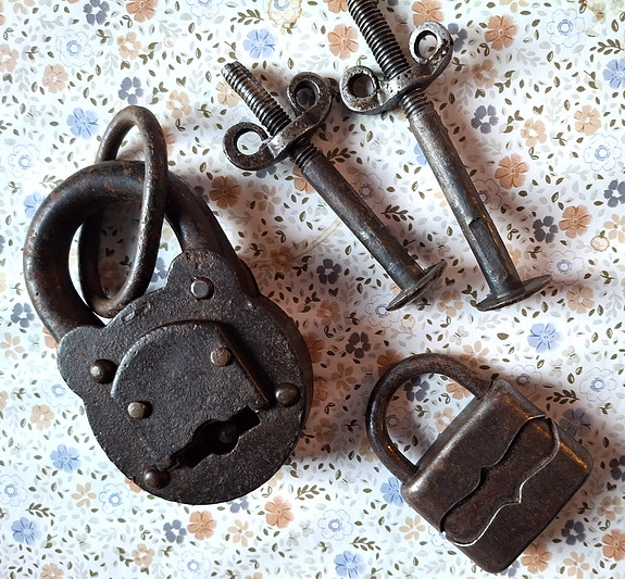 Vanhaa rautaa lukot ja pultit