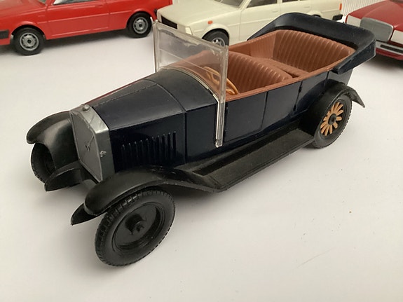 Volvo Made in Finland. Pienoismalli car bil Muovinen avo keräily nouto posti