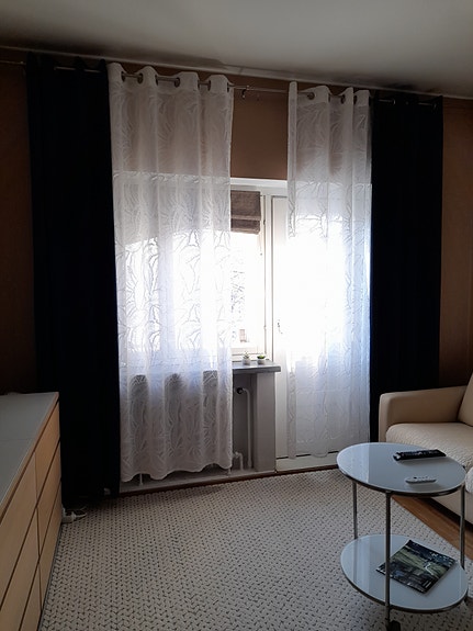 Ihanat valkoiset verhot . Yhteishinta.