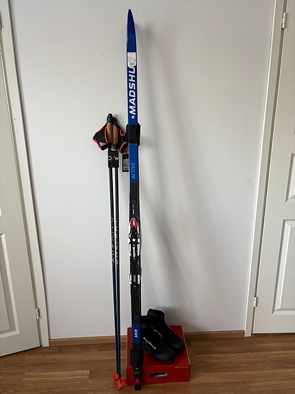 UUDET Sukset, sauvat, monot / siis, sticks, boots 182 (45-60 kg)/140/40