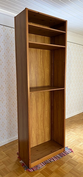 Myydään kaksi Lundia  hyllyä takalevyllä, leveydet 80 ja 120 cm