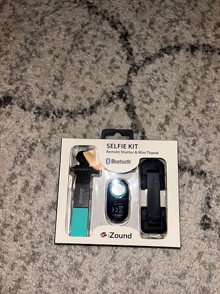 iZound Selfie Kit bluetooth-kaukosäädin ja minijalusta