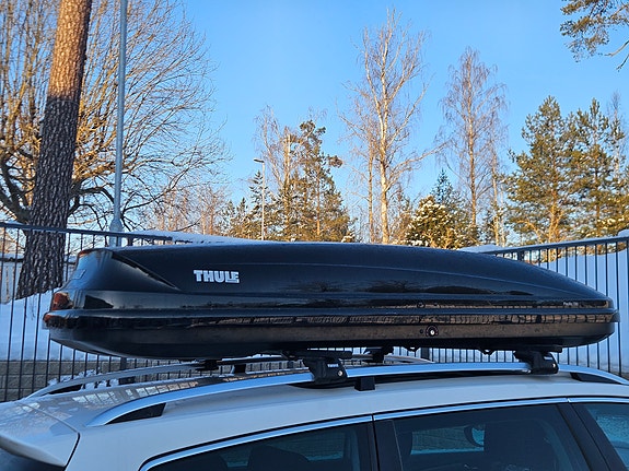 Vuokrataaan Thule Pacific 700 suksiboksi ja kattotelineet