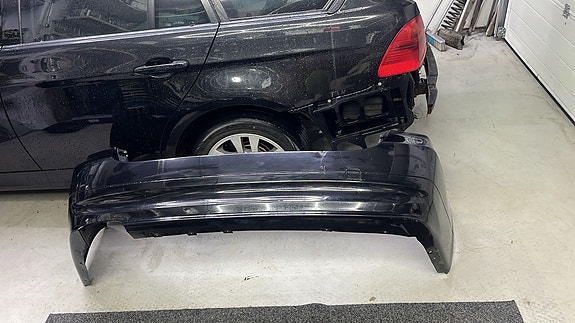 BMW e91 takapuskuri musta