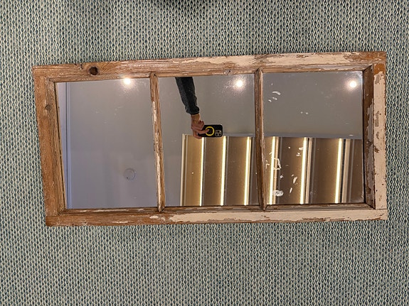 Vanhaan ikkunaan tehty peili 100 x 48 cm
