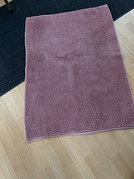 Vaaleanpunainen kylpyhuoneen  matto