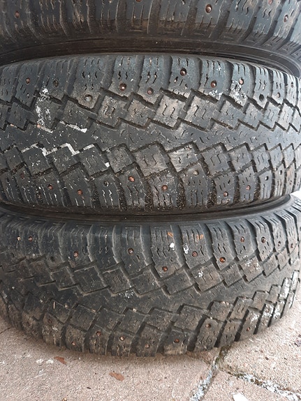 Hiace 195/70x15 huonokuntoiset nastarenkaat