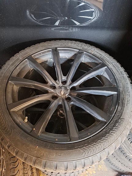 BMW X5 ja X6 Nokian talvinastarenkaat Brock vanteilla