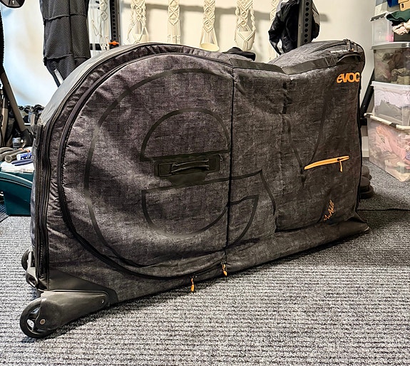 Evoc Bike travel bag Macaskill pyöränkuljetuslaukku ja Evoc bike stand teline