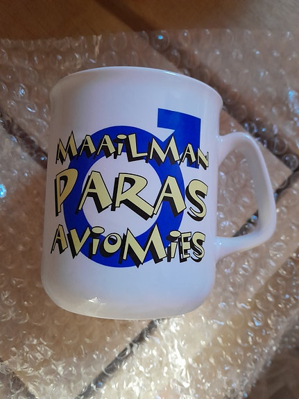 Muki Maailman paras aviomies -tekstillä valkoinen