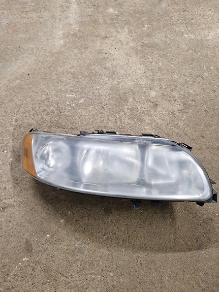 Volvo V70 ll vm 2006 oikea etuvaloumpio