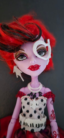 Monster High Dot Dead Gorgeous Operetta nukke ja teline