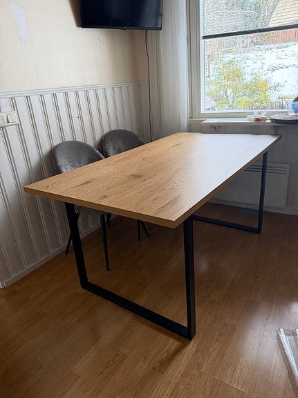 Uusi iso ruokapöytä