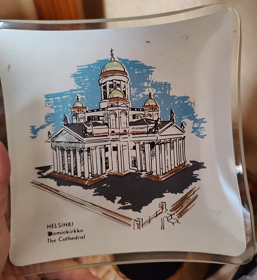 Lasinen tuhkakuppi