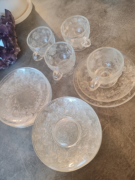 Iittala, Nuutajärvi, lasiset kahvikupit ja aluslautaset