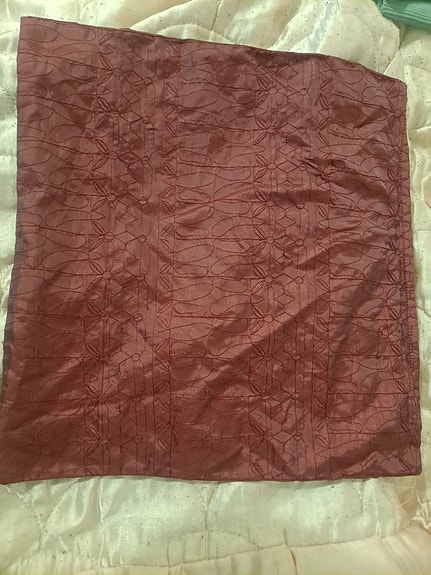Tyynynpäällinen viininpunainen