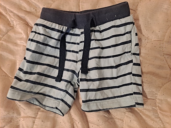 Poikien shortsit koko 86/92  raidallinen