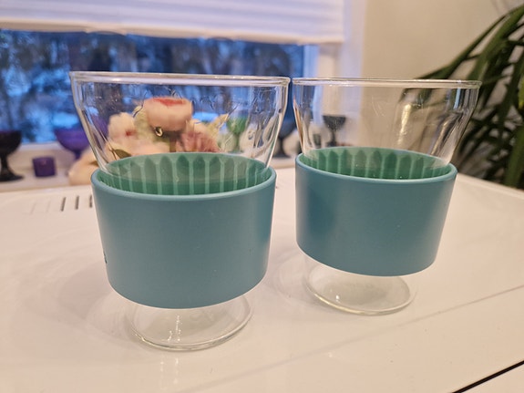 Iittala lasit turkoosilla silikonisuojalla