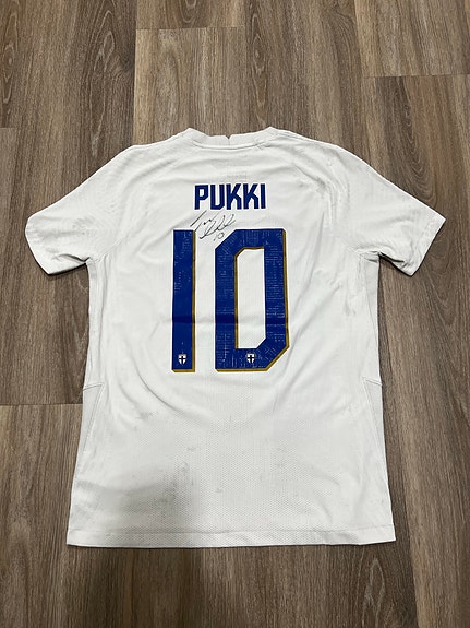 Teemu Pukin nimmarilla varustettu Suomen maajoukkueen aito pelipaita