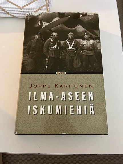 Joppe Karhunen Ilma-aseen isku miehiä kirja