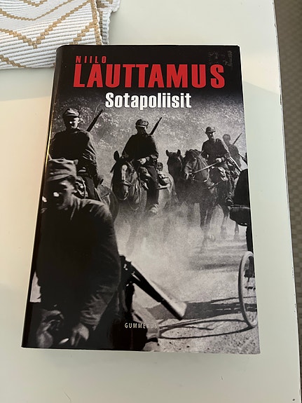 Niilo Lauttamus Sotapollisit romaani