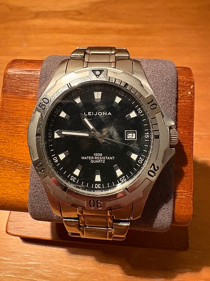 Leijona 5012-1411 – 100 m / 10 ATM quartz, teräsranneke + päivyri