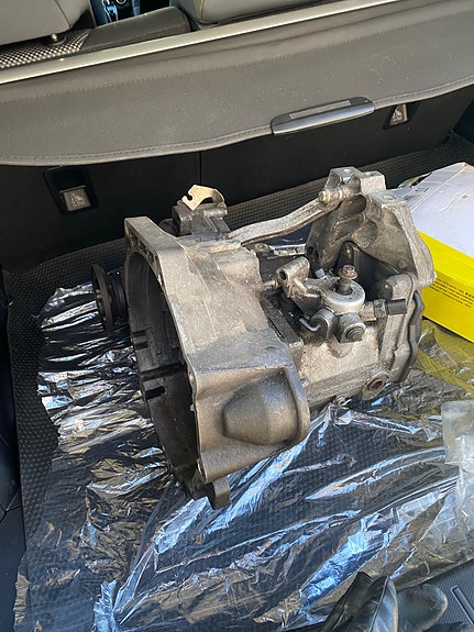 Volkswagen vaihdelaatikko 0A4 301 107 D ja kytkin mukana
