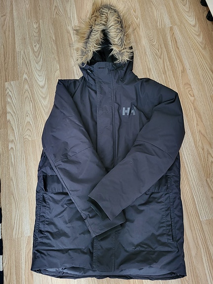 Helly Hansen miesten talviparkatakki karvahupulla.