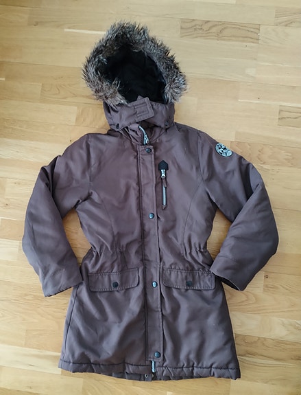 Lämmin toppatakki karvahupulla, k. 152cm