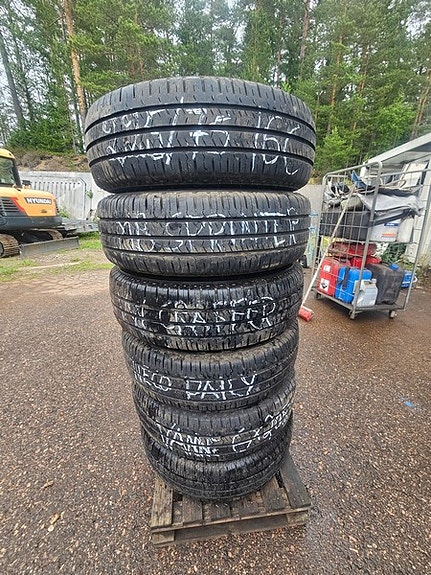Nexen Roadian CT8 kevytkuorma-auton renkaat vanteilla