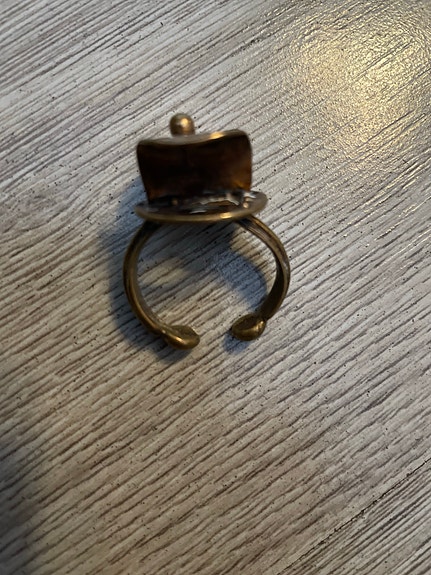 Pronssinvärinen säädettävä sormus