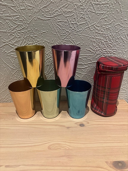 Vintage 70-luvun (?) metallimukit – eri väreissä