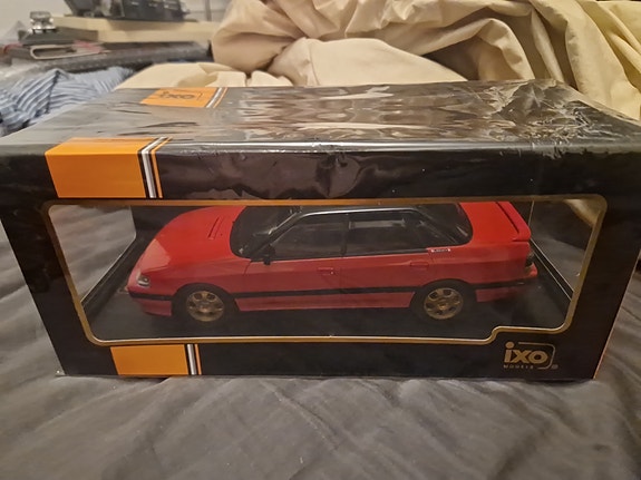 Ixo Subaru Legacy pienoismalli punainen