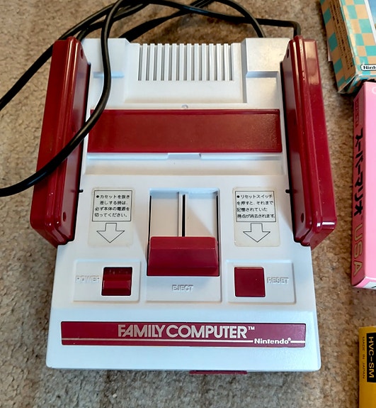 AITO Nintendo Famicom + pelejä