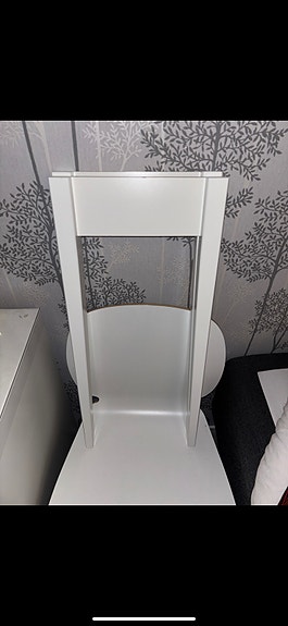 Ikean Hemnes sivupöydän jalat