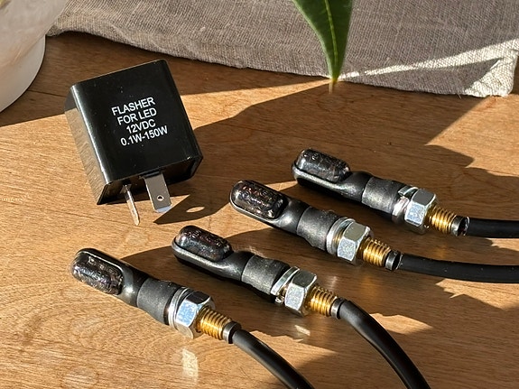 Pienet laadukkaat LED-vilkut + rele