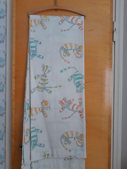 Pitkät verhot.