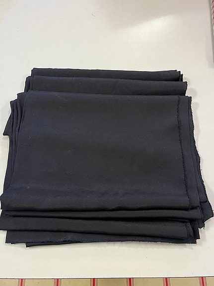 Musta housupuku tai jakkupuku kangasta 150 cm x 460 cm.