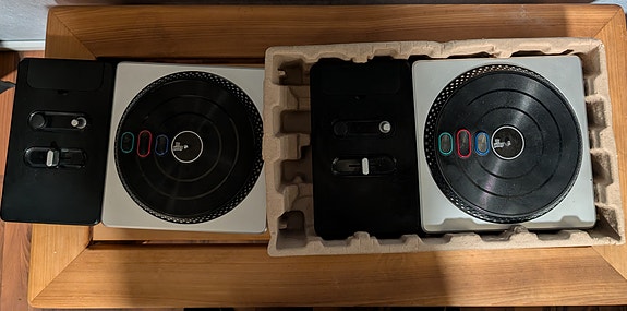 DJ Hero miksauspöytä ohjaimet 2kpl Xbox 360