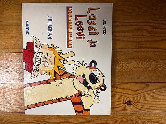Lassi ja Leevi juhlakirja 4 Bill Watterson kovakantinen sarjakuvakirja