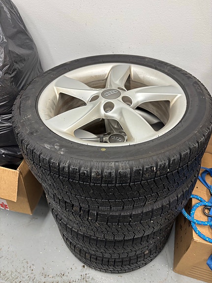 Audi alkuperäiset 17” vanteet kitkarenkailla