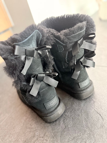 UGG Bailey Bow  koko 37 musta